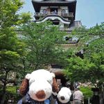 Hakutei Kanko Kokuhou Inuyama Jo Shop - 国宝・犬山城の天守閣前で記念撮影～！！犬山城の天守閣は現存天守12城の1つなんだよ。日本100名城のお城でもあります。 