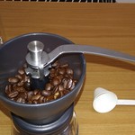 スターバックス・コーヒー - スプーン4杯分を入れたところ。これを挽きます