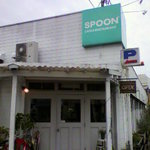 Cafe&Restaurant SPOON Yasu Ten - 駐車場は隣。ひしめき合ってるけど・・・。