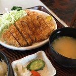 Tonkatsu Tatsumi - 上ロースカツ定食には、サラダ、茶碗蒸し、味噌汁、漬物が付いてました。