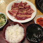 焼肉 ホルモン 牛繁 - ランチのカルビ焼肉定食 お肉大盛¥990。
ご飯、スープ、キムチのお代わり可！