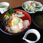 Shioji - 双海町「潮路」海鮮丼（１２００円）味噌汁とサラダ付き