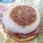 McDonald's Dokkyo Daigaku Mae Eki Ten - ちょっと目玉焼きがずれてる