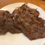 焼肉まるぜん - タン塩はレモンでいただきまーす。疲れた身体にしみるー♪