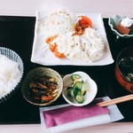 Oshokuji Dokoro Suzukiya - 日替定食（サーモンフライ）　小鉢やデザートがついて750円。