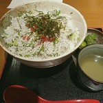 SHIBATORA - しらす丼 750円 デカイどんぶりにしらすが並々と。これで唐揚げとか副菜があればパーフェクトなんだが。しらすだけでは最後に飽きてしまう。