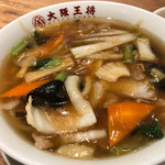 大阪王将 - 食をそそる この醤油スープ
            具材もたっぷり