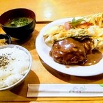 Rakuen - ハンバーグ定食 ふつう1100円 ライス 味噌汁 漬物 サラダ付き