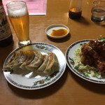 Nen Yahan - おつまみの餃子と鶏の唐揚げ。