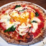 Pizzeria Sanare - ほうれん草とベーコンのビスマルク(トマトソース、モッツァレラ、ほうれん草、ベーコン、半熟卵)