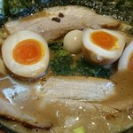 Yokohama Iekei Ramen Tsujitaya Ishibashi Ten - 濃厚味玉ラーメン+贅沢全部乗せ