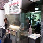 天神橋 中村屋 - 看板などなく、店前のメニュー表と、行列でお店の場所は分かるかなって。