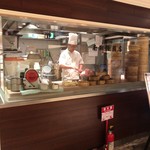 南翔饅頭店 - 【2017年07月】店舗入り口横で包餡中。