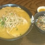 麺や 玄 - 味噌ラーメン大盛&ミニチャーシュー丼・箸休めの漬物は、サービス