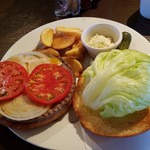 MKY American Restaurant & Bar - チーズバーガー(1100円)です。