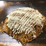 Hiroshima Fu Okonomiyaki Hatchobori - 一味とマヨネーズをたっぷりかけ、追いソースをしてから食べます。（2017.10 byジプシーくん）