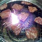 Yakiniku King Kodaira Ten - 肉を焼いているところ