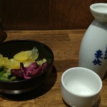 Sumibi Yaki Torikou - お通しキャベツを漬物に変更してもらっての個人的な晩酌セットに。