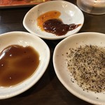 Gyoza no Namae Kangaechu - 左から普通のタレ、辣油と柚味噌、ブラックペッパーと酢