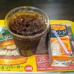 Freshness Burger Musashikosugi Ten - アイスコーヒーとキッズセットのオレンジジュース