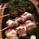 Yakitori Hotaru Chaya - 豚バラのレタス巻き　と　つくね　串はどれもこれも美味しいですね