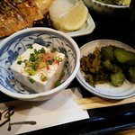 Tsuru no Ya - 小鉢の冷奴、漬物