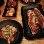 七輪焼肉 安安 - キムチ盛合せ、安安カルビ、激辛鶏モモ、ヤングカルビ