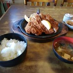 とんかつ勝健 - ロースです。みでけさい、うしろにナスだのかぼぢゃだのイモだの玉ねぎ揚げたやづだのあっから・・・