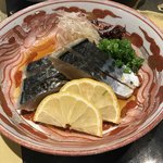 すし処 絲魚 - 鰆のたたきの酢のもの。三杯酢に、さらにレモンを絞って！