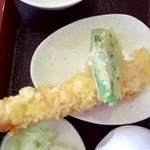 Soba-ya Juuroku Mon - 海老天デカっっ！（実は…プリっとしてません）獅子唐ではなくピーマンです（笑）