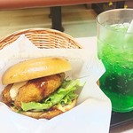 Mos Burger Okayama Hanajiri Ten - 名古屋海老フライバーガー レモンタルタル450円 メロンソーダＭ 240円