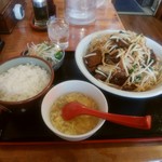 桜園 - 水のコップと比べてみてよ。ご飯の量もやべーんだぜ！あ、手前のﾌﾟｰｽｰは出汁かほるﾄﾛﾀﾏ。一服の清涼剤てきな役割を担います（ばｋ