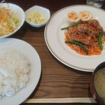 Concombre - ランチ、この日は鶏肉の赤ワイン煮。