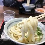 中西うどん - コシはあるが硬くない
      よーく温めていただこう