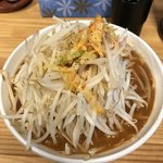 旨辛ラーメン 表裏 - 鷹の爪ラーメン（700円）麺中盛、野菜マシ