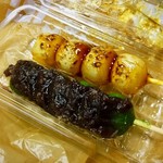 十勝あんこのサザエ - 「蓬あんかけ団子/98円(税込)」と「焼みたらし団子/98円」