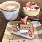 SOROR - あずきと苺のロールケーキ 600円(税込)
      ベイクドストロベリーチーズケーキ 600円(税込)
      カフェラテ 300円(税込)セット価格