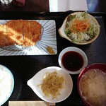 ごはん処 源平桃 - 肩ロースとんかつ定食(税込み850円)