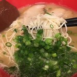 長浜ラーメン博多屋 - 麺の湯切りが…