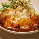 オニオン - 料理写真:チーズとデミグラスソースが乗っています。