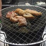 Chan - お一人様席では、ひとりひとり七輪で焼きます。