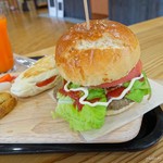 オレンジカフェ - 2018年2月　フレッシュチーズバーガーセット（野菜と果実のジュース）【750円】フレッシュトマトとモッツァレラチーズのパニーニ【320円】