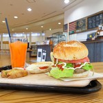 オレンジカフェ - 2018年2月　フレッシュチーズバーガーセット（野菜と果実のジュース）【750円】フレッシュトマトとモッツァレラチーズのパニーニ【320円】