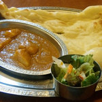 Masala Ohtsu Ten - Cランチ（750円）はカレーとナン、サラダのセット