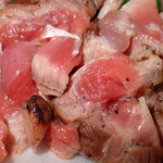 とり万 - 「鶏のたたき」（300円／1皿）（赤の部分の近接撮影）