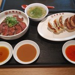 Osaka Osho Hakodate Texas Ten - ローストビーフ丼（スープ付き）＆2種の餃子セット