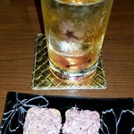 Bar Kishigami - 桜ハイボールと付きだしのコーンビーフにチーズ