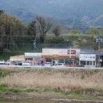 さわら めしくう屋 - 室見川沿いにあるお店の遠景