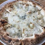 PIZZARIA BAR IPSIRON - ランチの3種のチーズのピザ。
      蜂蜜無しで変化がなくて飽きる…