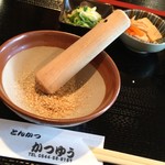 Tonkatsu Katsuyuu - ゴマすりで香りが豊かに・